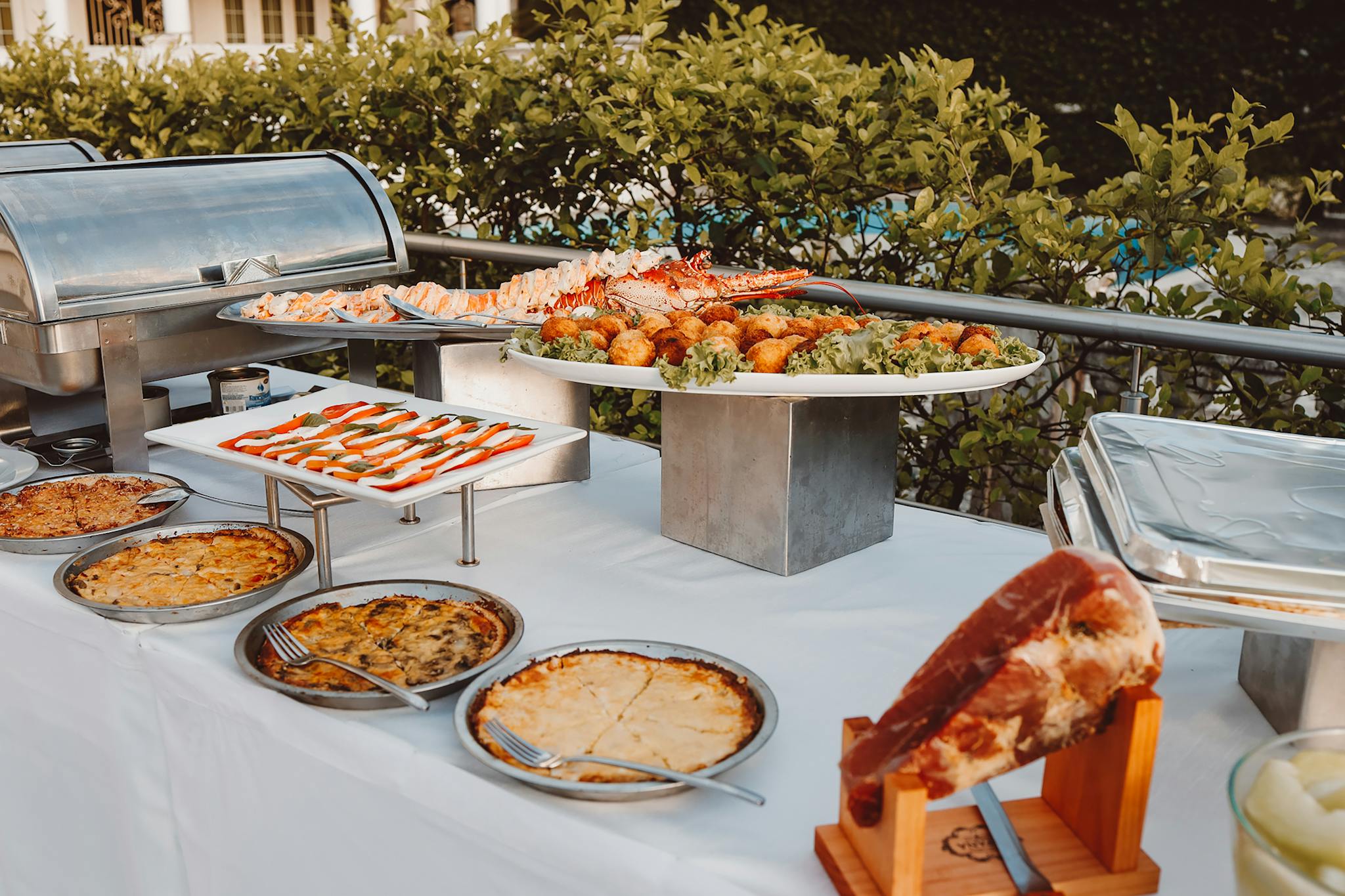 an inviting outdoor buffet offering a wide selection of fresh meals and delicacies. 18281681 2048x1365 1 3minutesfood Catering จากเกษตรอินทรีย์ ร่วมส่งต่อความยั่งยืน