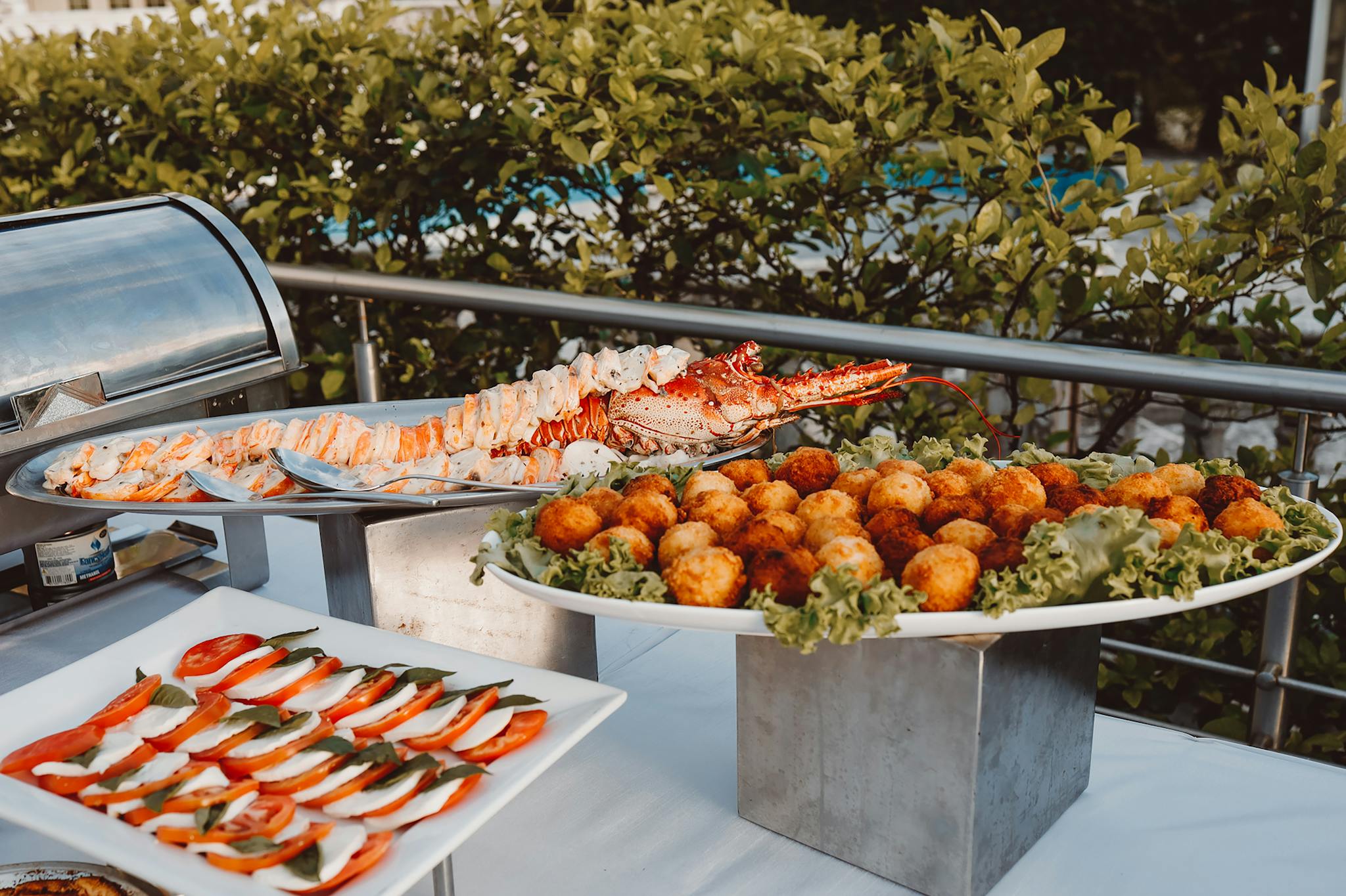 delicious seafood and gourmet appetizers displayed on an outdoor buffet table. 18281682 2048x1365 1 3minutesfood Catering จากเกษตรอินทรีย์ ร่วมส่งต่อความยั่งยืน